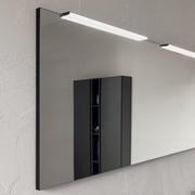 Miroir rectangulaire équipé de 2 spots LED avec profil et structure en noir mat